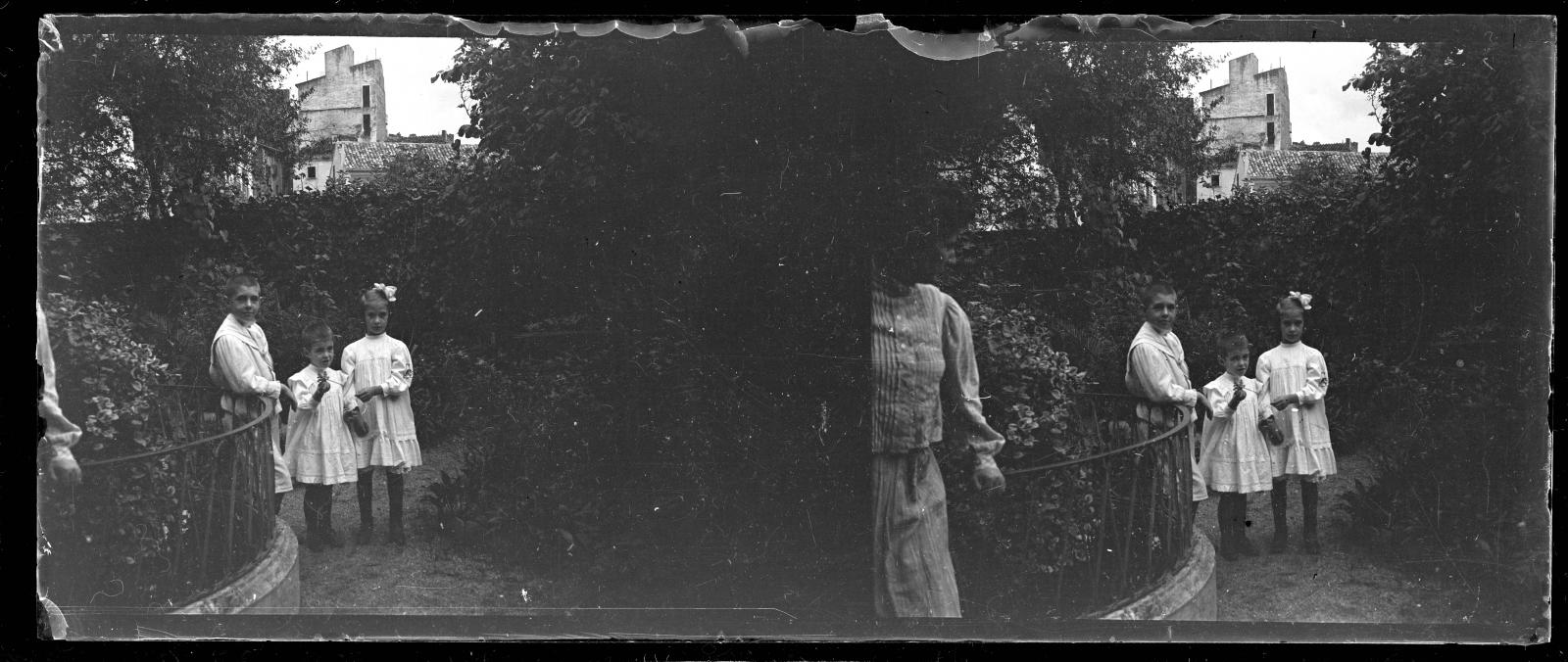 Desconegut, [Jardí privat]