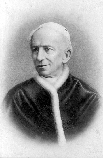 Unknown artist, Påven Leo XIII. Leo XIII, eg. Vincenzo Gioacchino Pecci, 1810-1903, påve från 1878. Trots sin relativt höga ålder vid påvevalet och den roll av "fånge i Vatikanen" som han övertog från PiusIX, blev L. en av den nyare tidens mest betydande påvar. http://www.ne.se/jsp/search/article.jsp?i_art_id=2397…