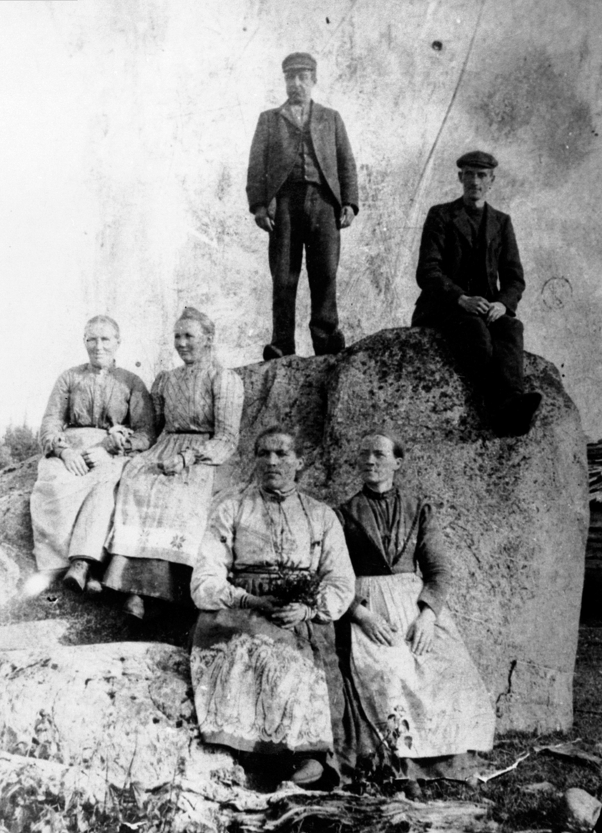 Anno Domkirkeodden, Gruppe arbeidere/meierister fra Hynna setermeieri. På Hynnasteinen er Peder M. Bjørklund og Simen Baardseth. Hynna seter Ringsakerfjellet/Øyer.