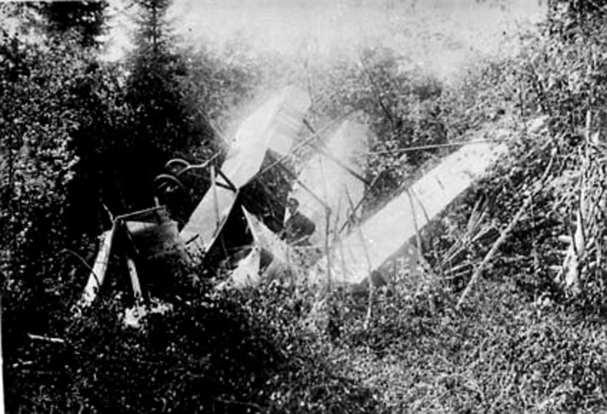 Anno Domkirkeodden, FLYKRASJ, TANGEN VED OLSTAD, MANN VED HAVARERT FLY,