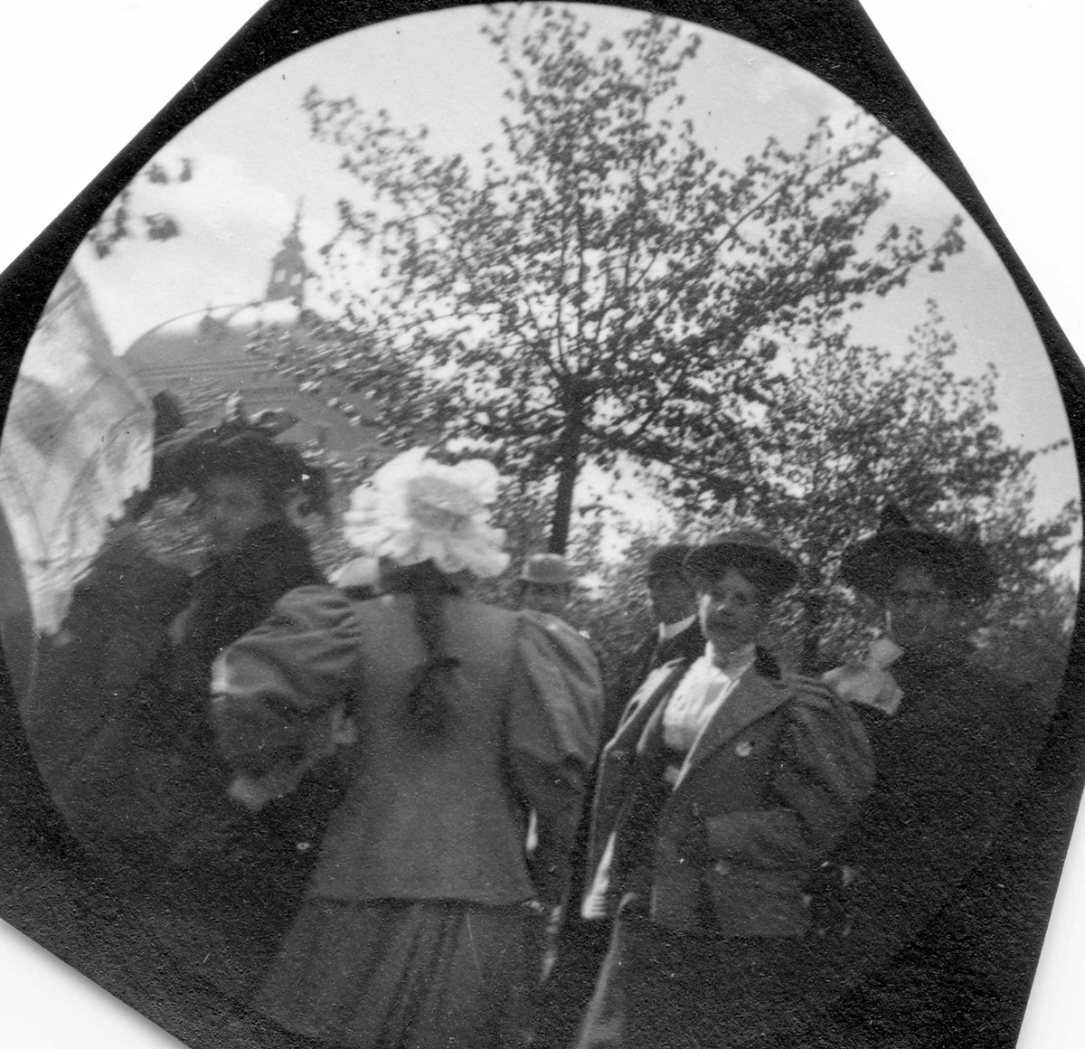 Fredrik Carl Mülertz Størmer, Mennesker i park. Kuppel bakenfor. Karl Johans gate, Oslo mjed Nationaltheatret?