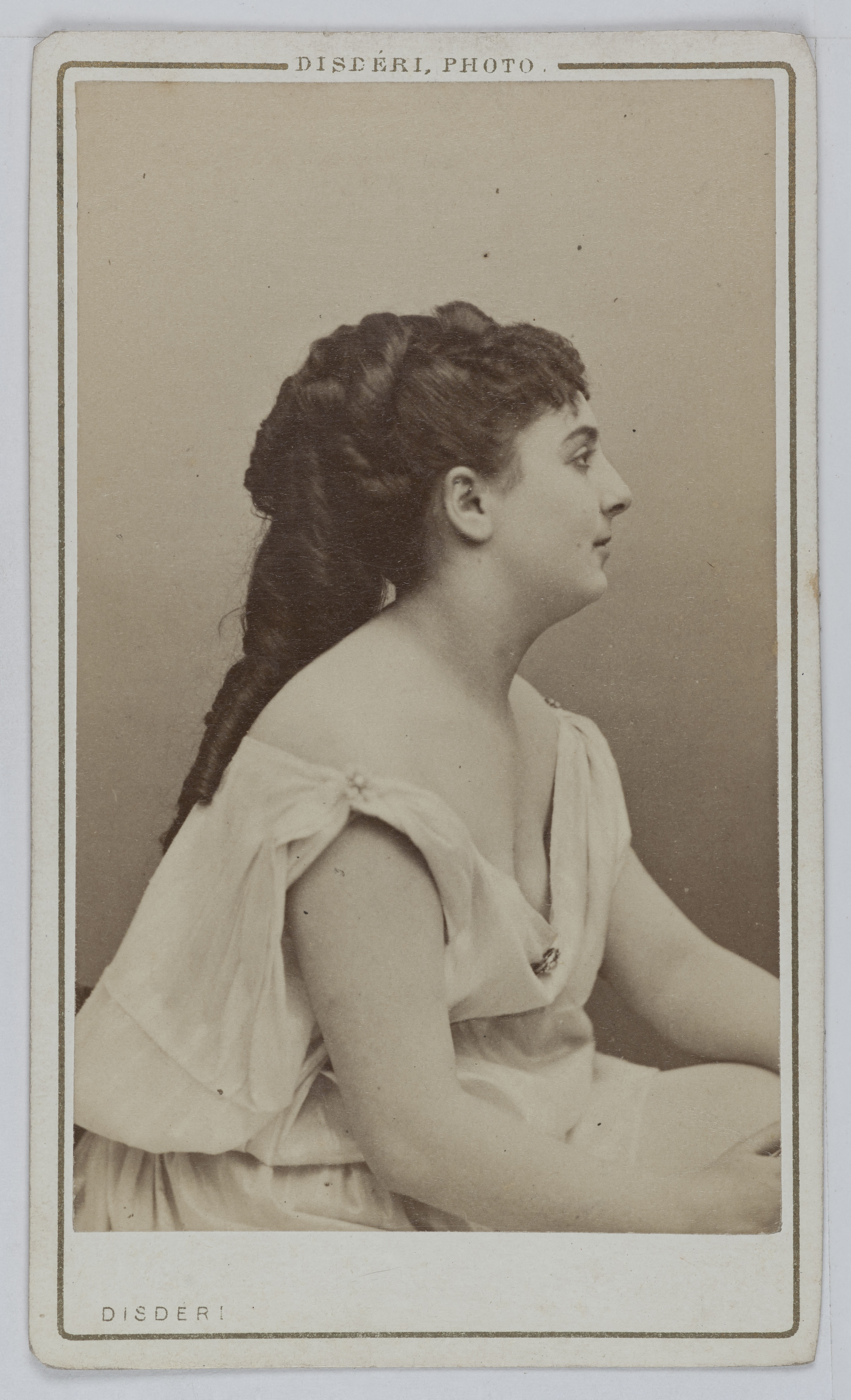 André-Adolphe-Eugène Disdéri, Portrait d'Augustine-Alexandrine Toulet (1849-1931), dite Alice Regnault, actrice de théâtre entre 1869 et 1880.