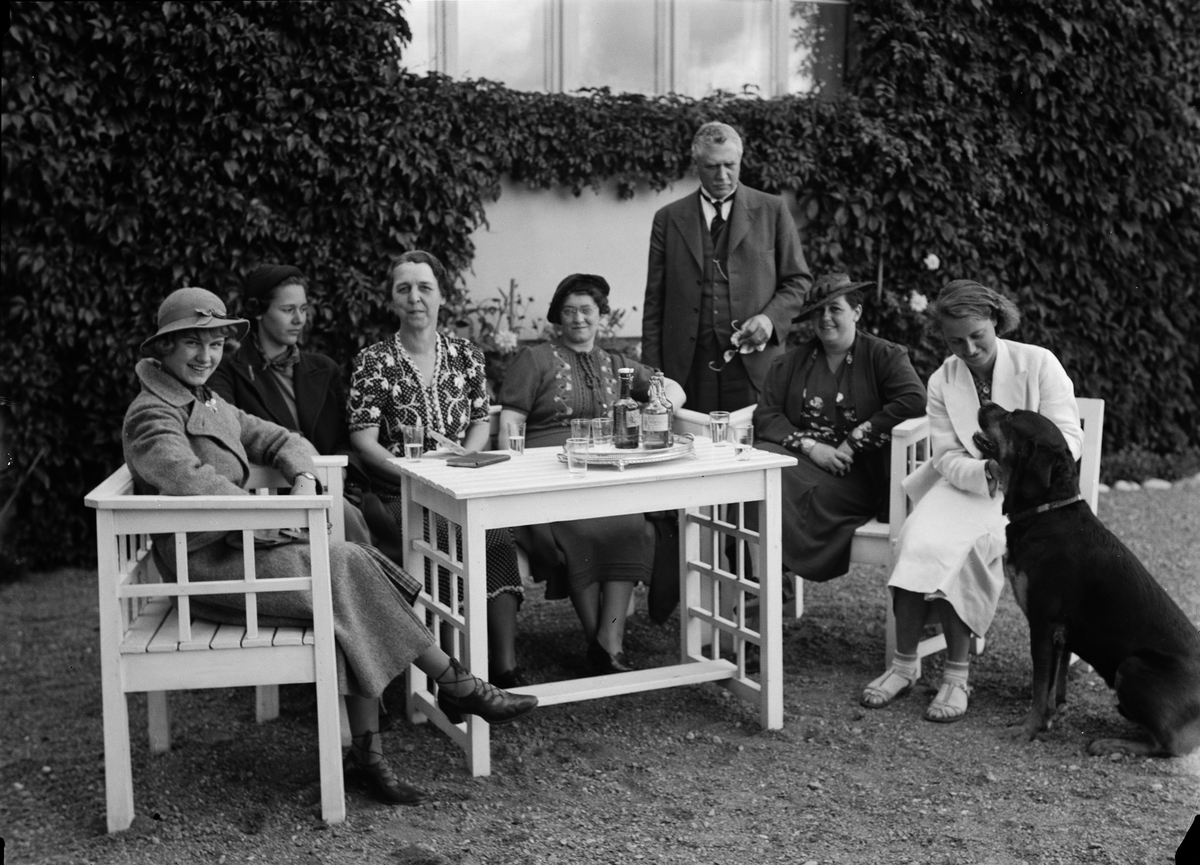 Paul Sandberg, Group retreat in the garden, probably Uppsala, 1937