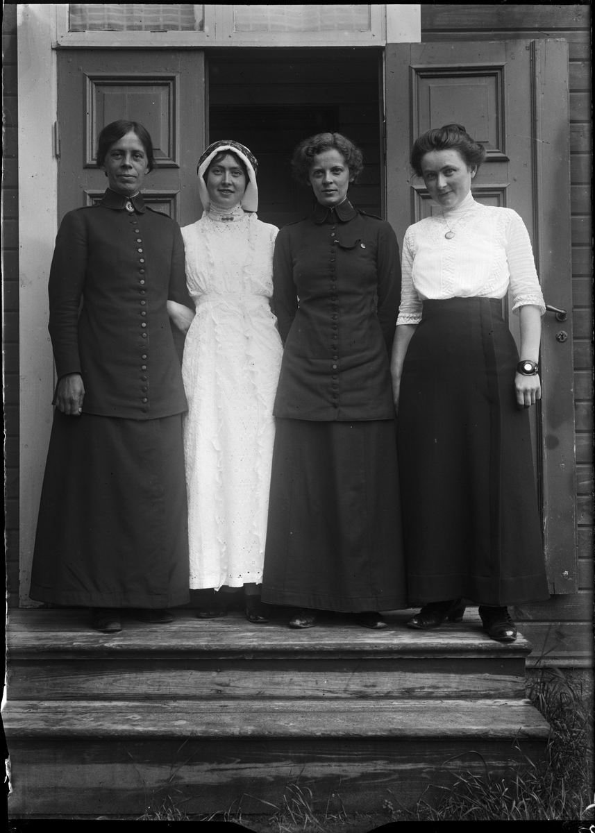 Okänd,, Women standing on steps to residential buildings, Dalarna