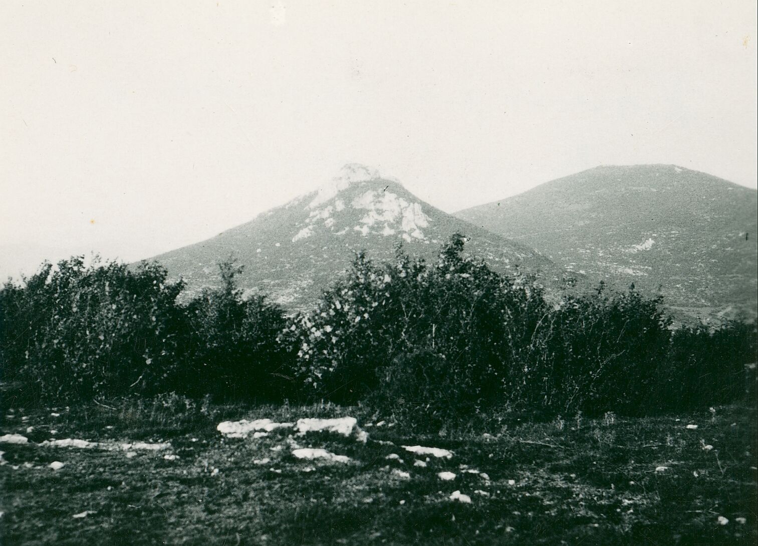 Većeslav Henneberg, Komić - situacija, pogled na brdo sa zapada