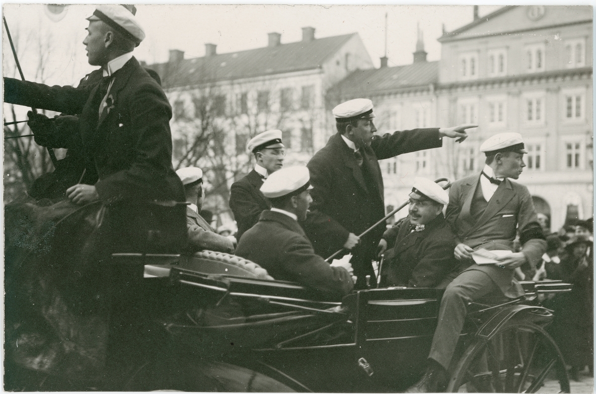 Okänd,, Studenter i hästdroska, Uppsala första maj 1915