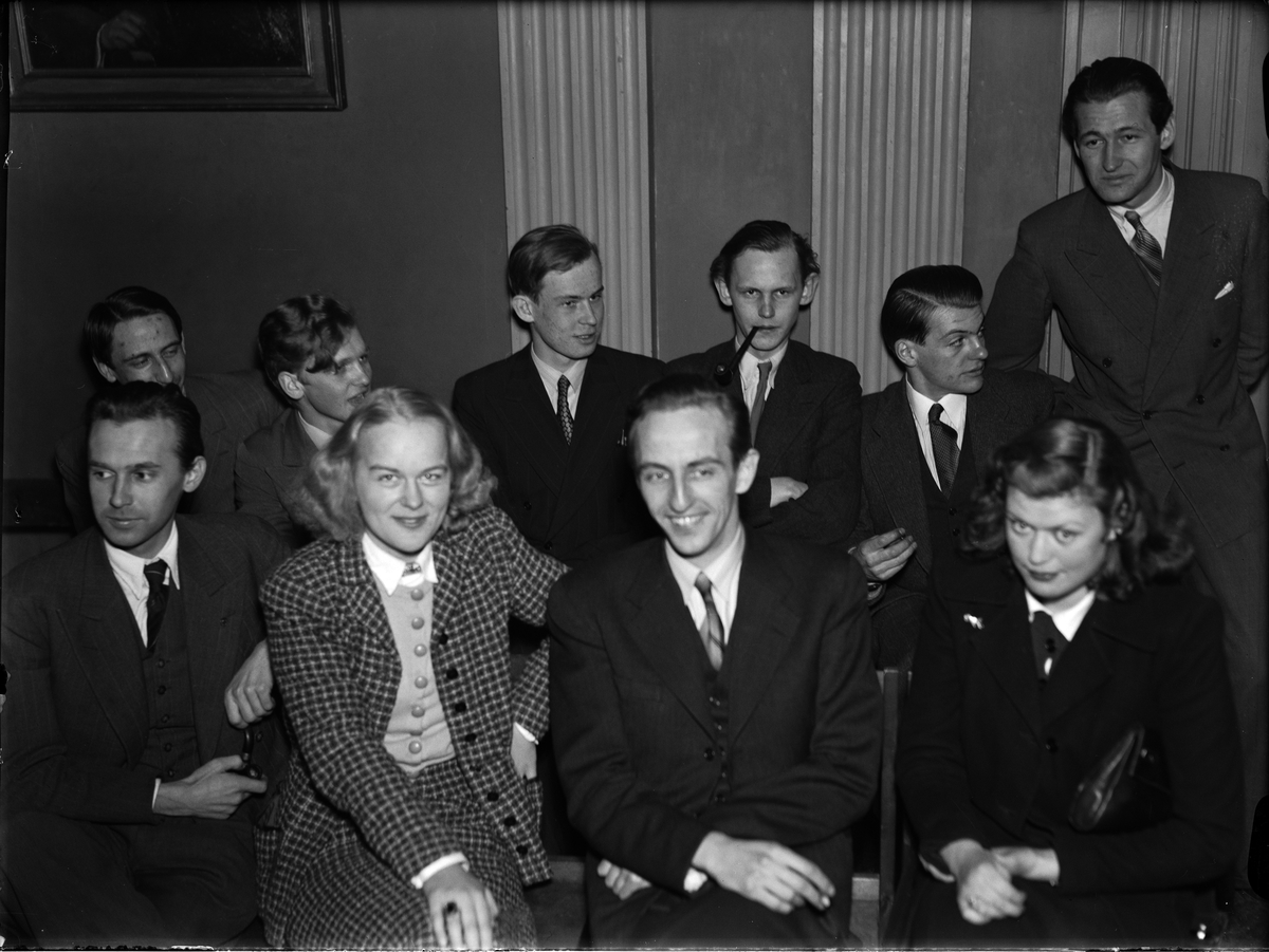Paul Sandberg, “Academic teachers knew most about music” - participants in quiz about music, Uppsala students music studio, Uppsala February 1943