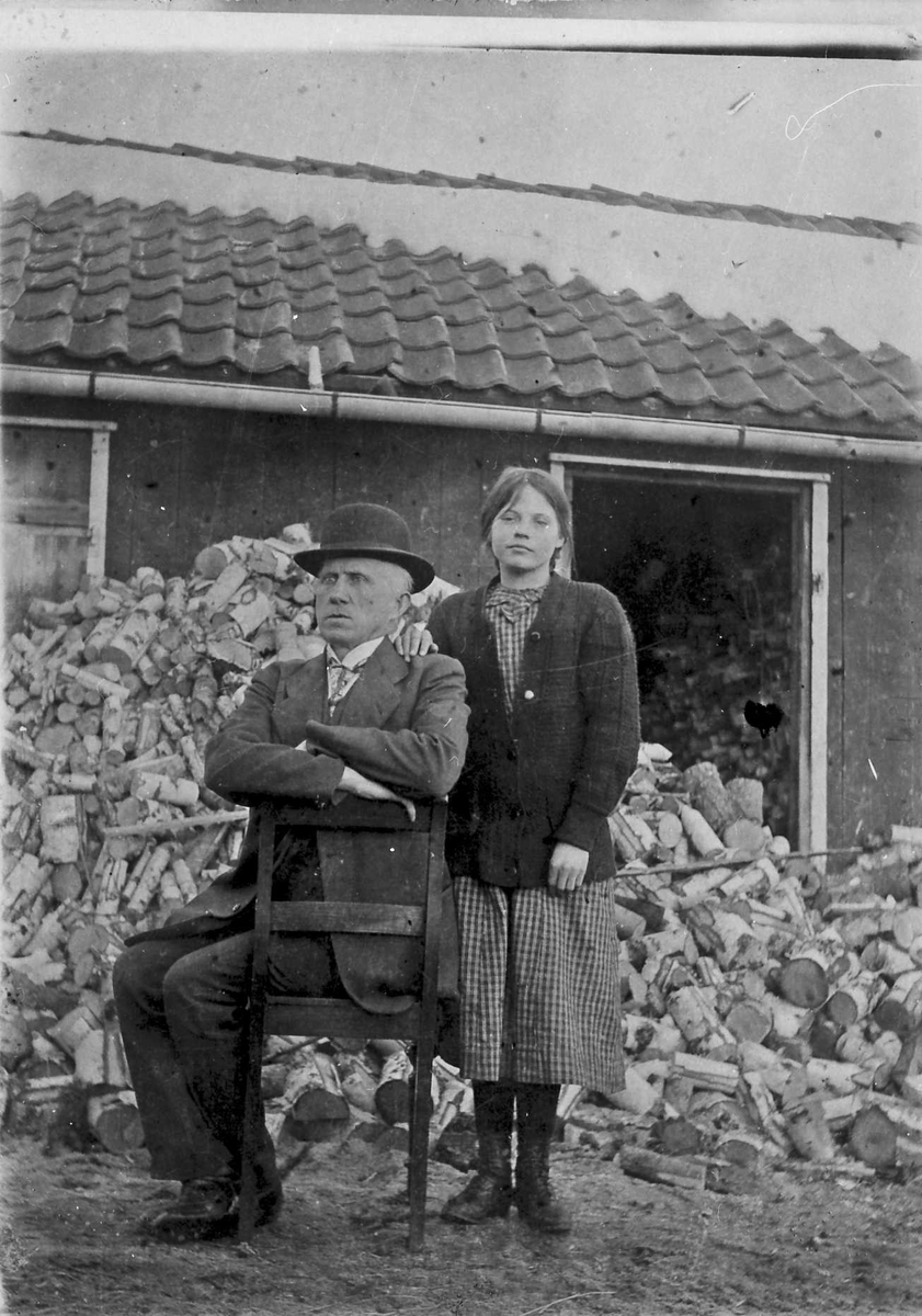 Rachel Haarseth, Personer, klær, bygning, vedhaug.