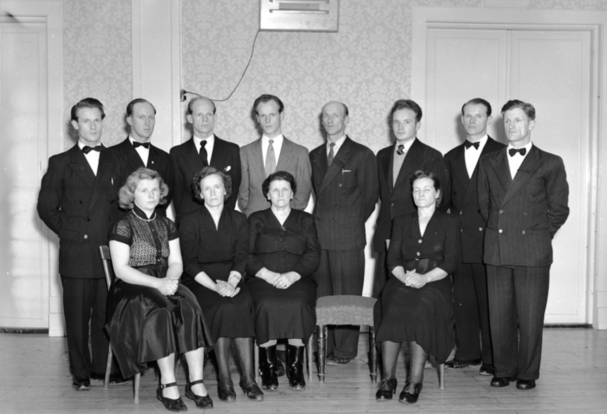 Anno Domkirkeodden, GRUPPE: FAMILE 12 STK. FAMILIEN LARSEN, TIL HØYRE: HARALD LARSEN.