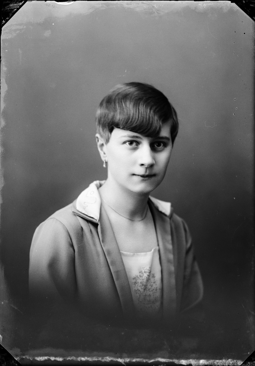 Skötsner-Edhlund, Ateljéporträtt - Märta Gille, Östhammar, Uppland