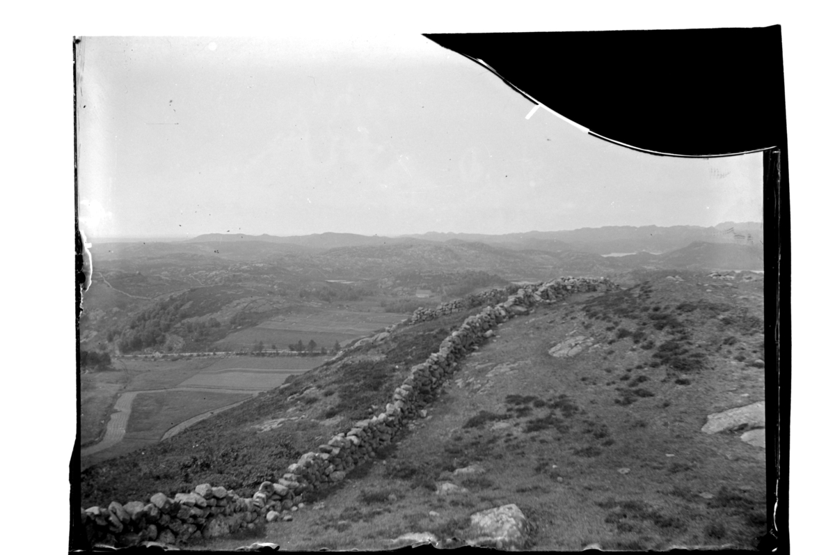 Rolf Sr. Sundt, Ukjent landskap med steingjerder. Antagelig fotografert rundt 1902.