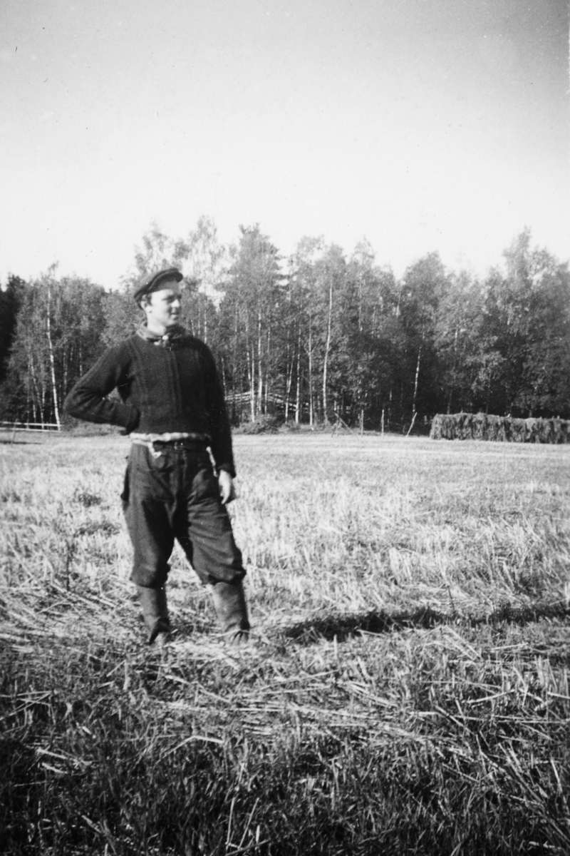 Anno Domkirkeodden, Sverre Pettersen, gardskar på Mo gard, Moelv, 1946.