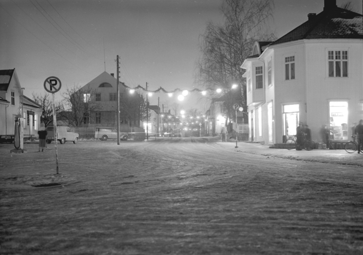 Anno Domkirkeodden, JULEGATE STORGATA. , LYS, KVELD, VINTER, FOLK, BILER