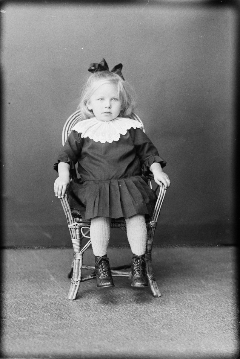 Skötsner-Edhlund, Barnporträtt - flicka, Östhammar, Uppland