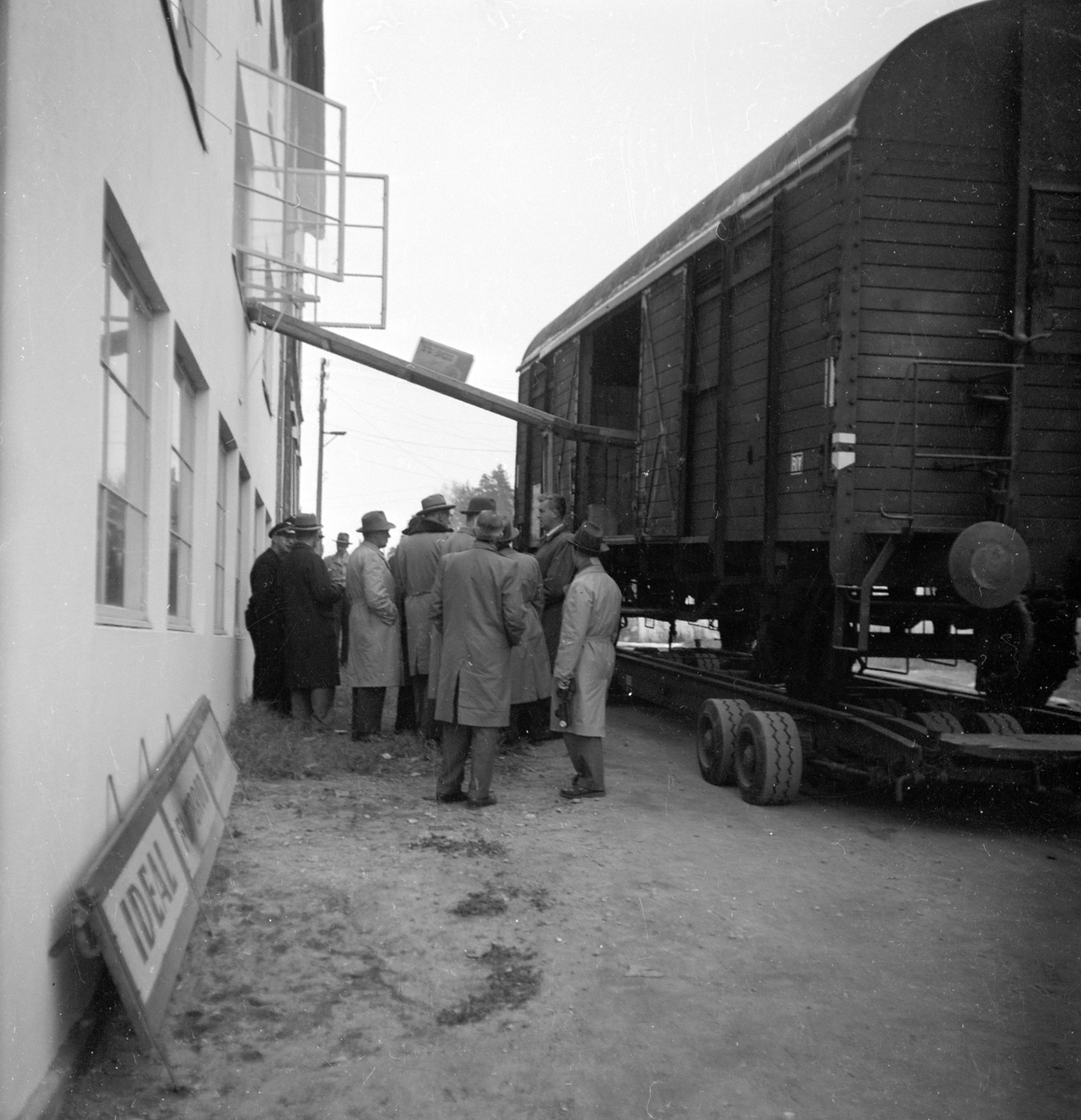 Adolf Skjegstad, IDEAL FLATBRØDFABRIKK, INNLASTING AV VARER I JERNBANEVOGN.
