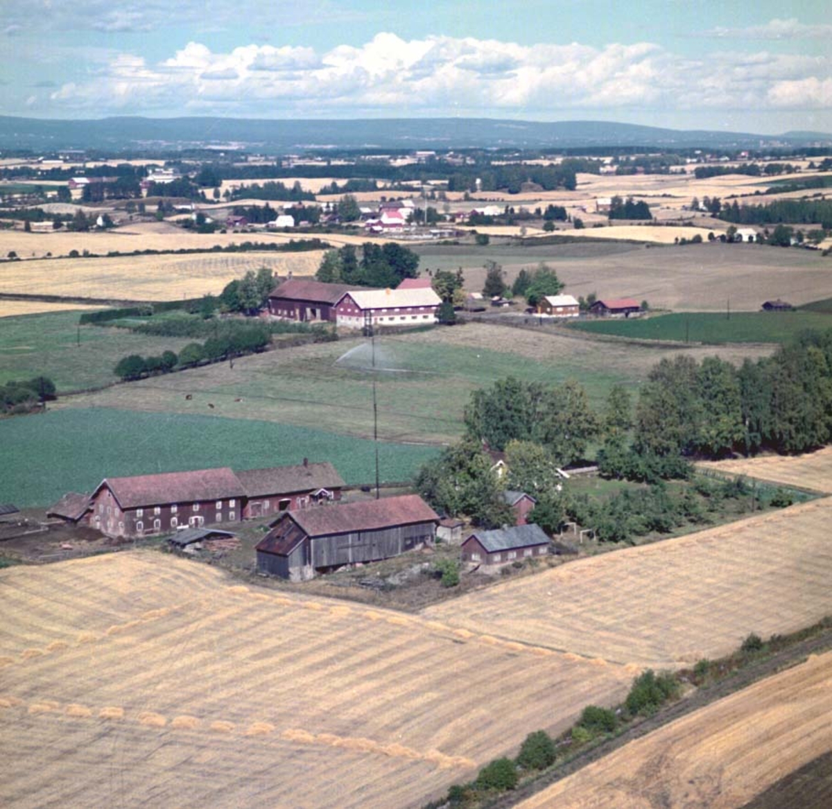 Widerøes Flyveselskap A/S, FLYFOTO ALM NEDRE GARD, STANGE