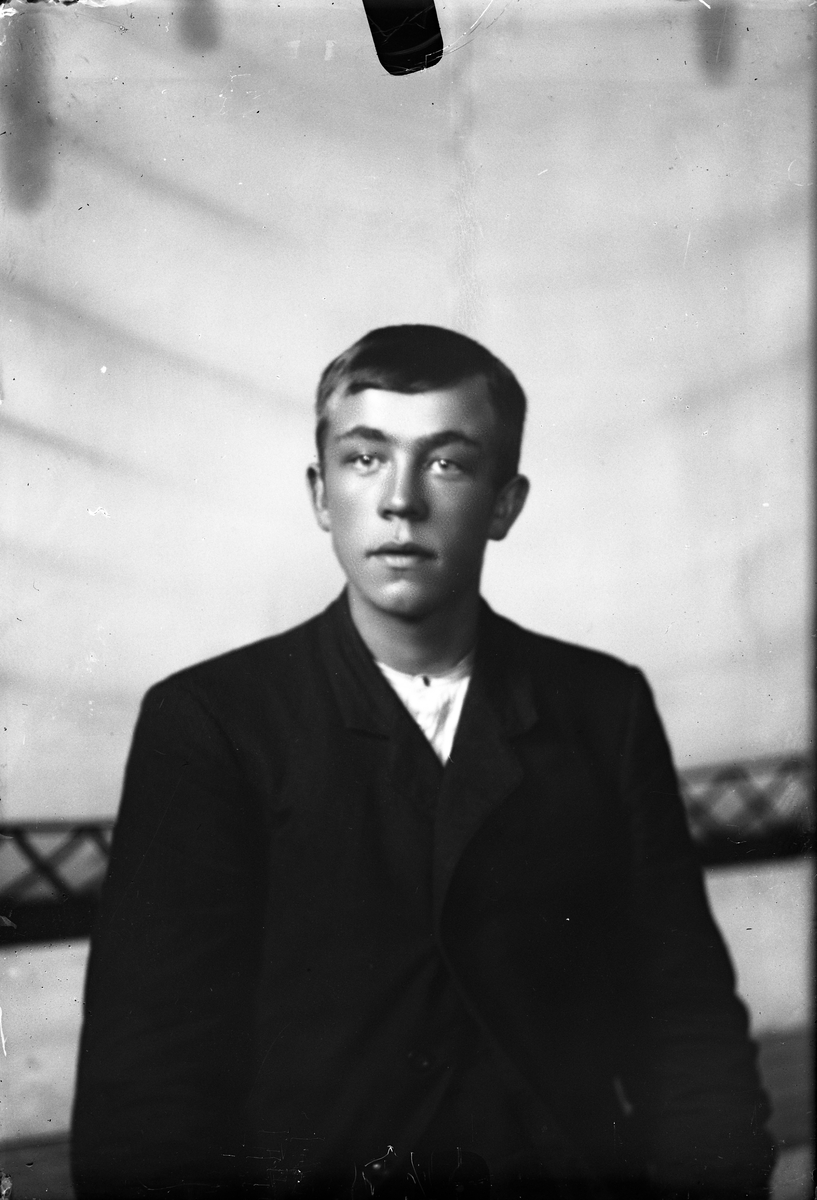 Oscar Holte, Portrett, person, klær,