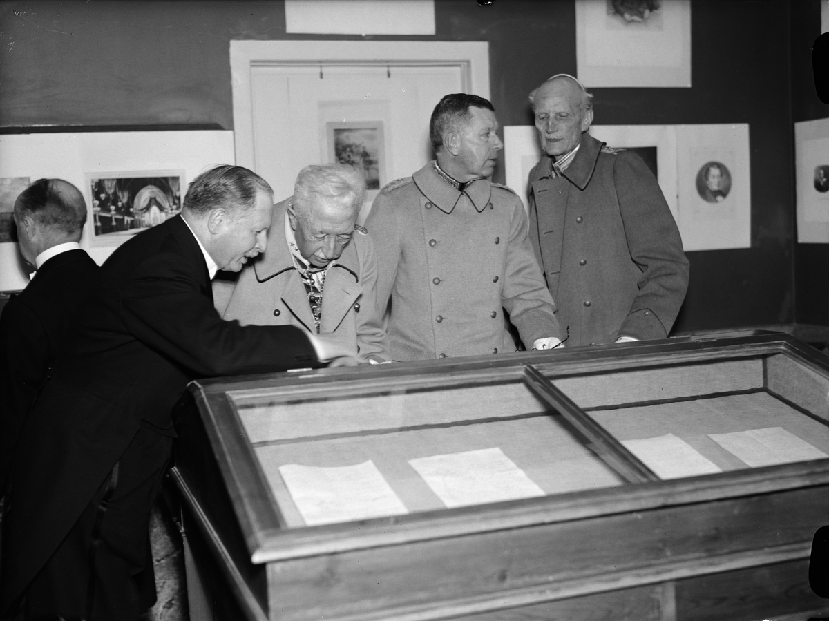 Paul Sandberg, Förste bibliotekarie Axel Nelson med prins Eugen, kronprins Gustav Adolf och prins Carl på Carolina Rediviva
