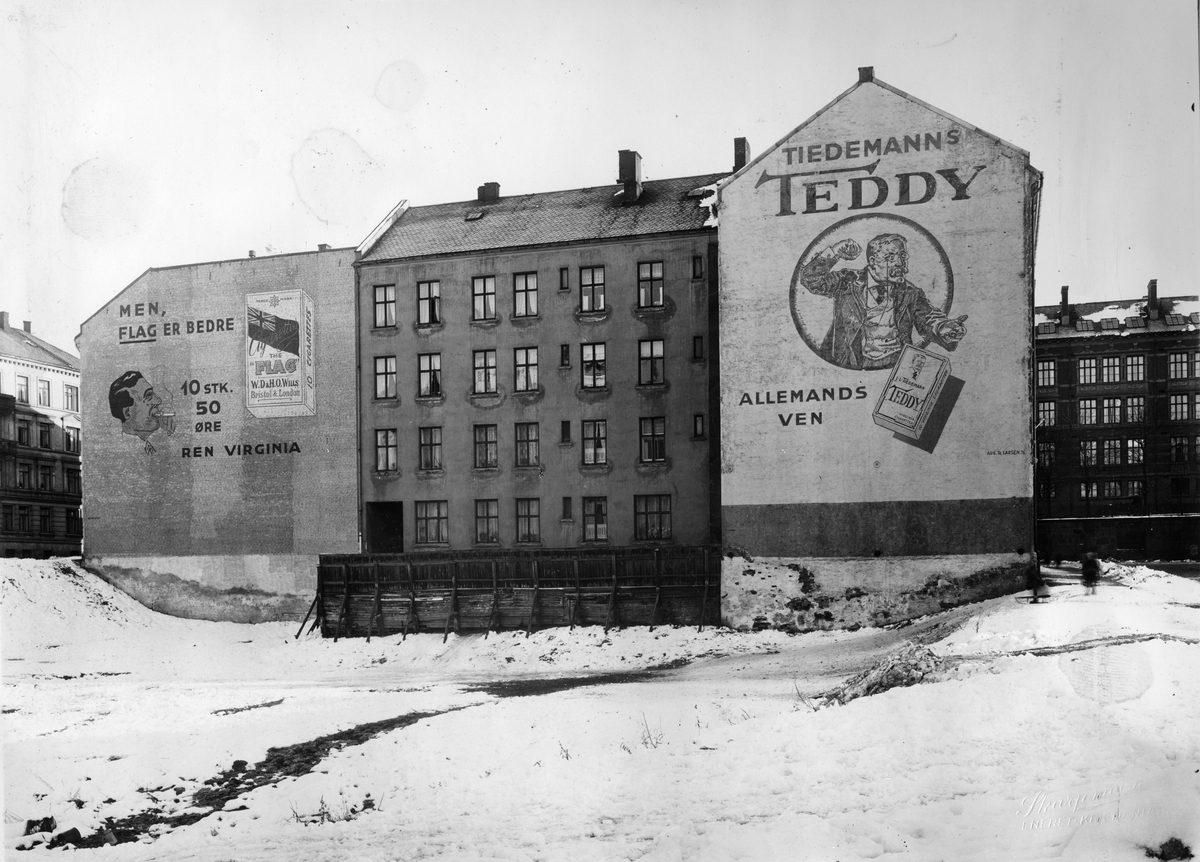 Narve Skarpmoen, Fasadereklame for Flag sigaretter og Tiedemanns Teddy sigaretter på Krafts gate i Oslo, 1926.