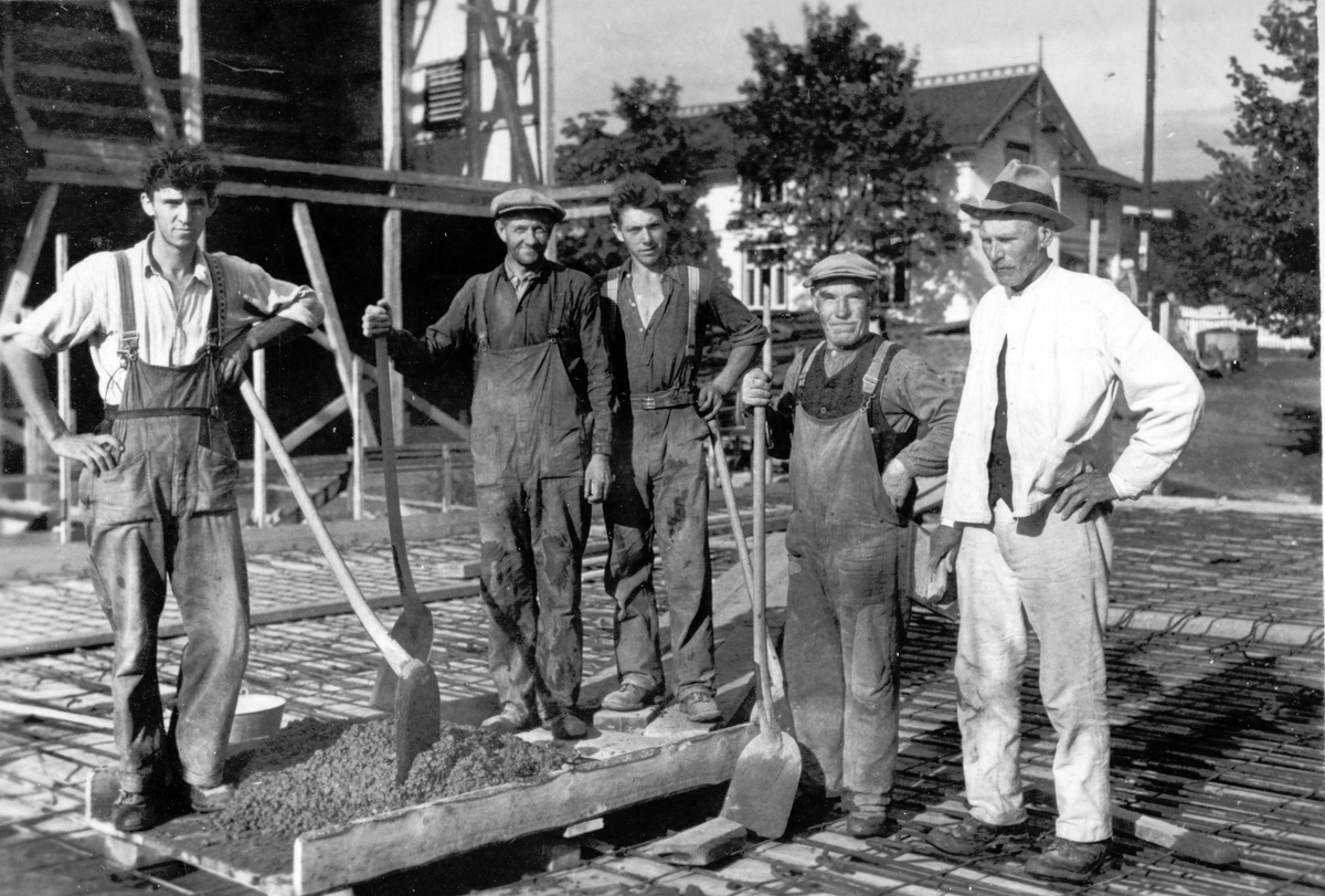 Håkon Prestkværn, Strand Brenneri. Murere. Byggearbeid, støping. av betongdekke. Blandebrett og skyfler. F. v. Eng, Johs. Solberg, ukjent, Johan Stensbakk, ukjent. Ca. 1938-1939.