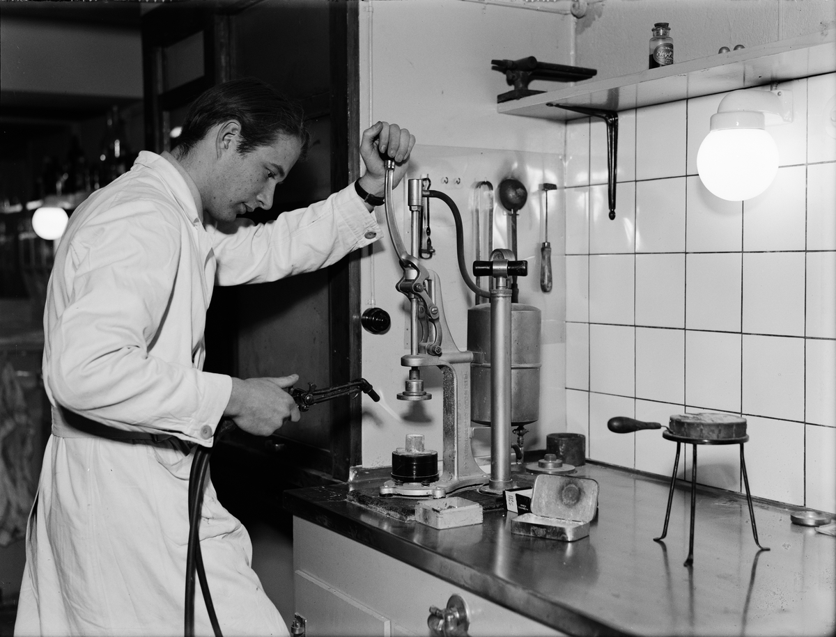 Paul Sandberg, Dental technician L Brolinson in front of the casting machine at Thulin & Melchert, Kyrkogården Street 45
