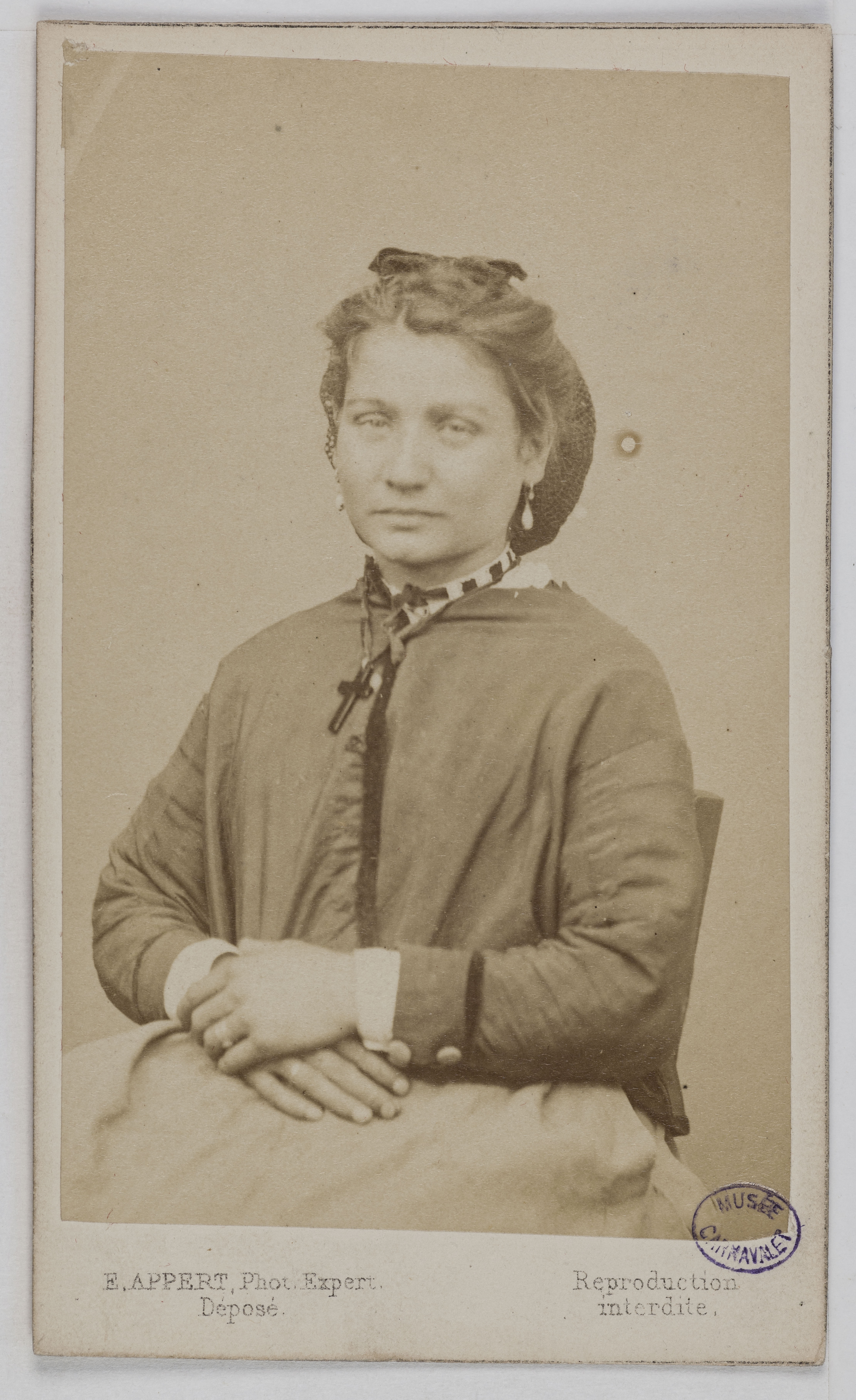 Ernest Charles Appert, Portrait de Varnier Victoria, pris à la prison des Chantiers à Versailles. Commune de Paris, 1871.