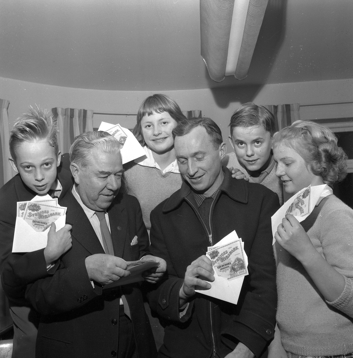 Örebro Kuriren, Konsum rewards “coup heroes.” 20 December 1958.