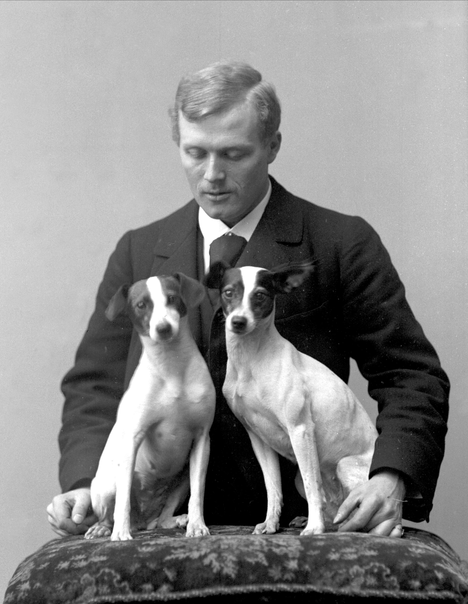 Gustav Borgen, Portrett, Otto Løvenskiold med to hunder.