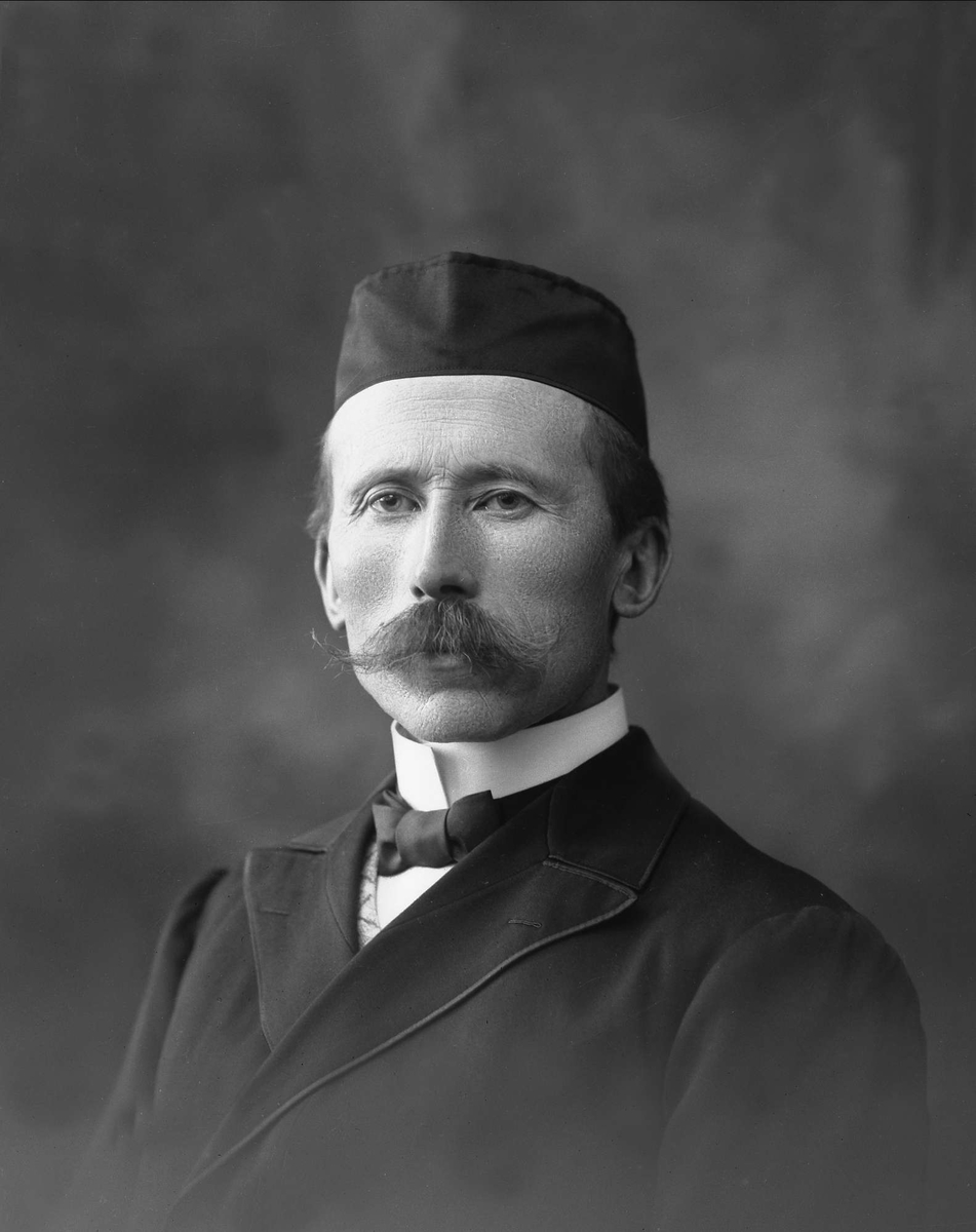 Gustav Borgen, Portrett, mann med dress og kalott.