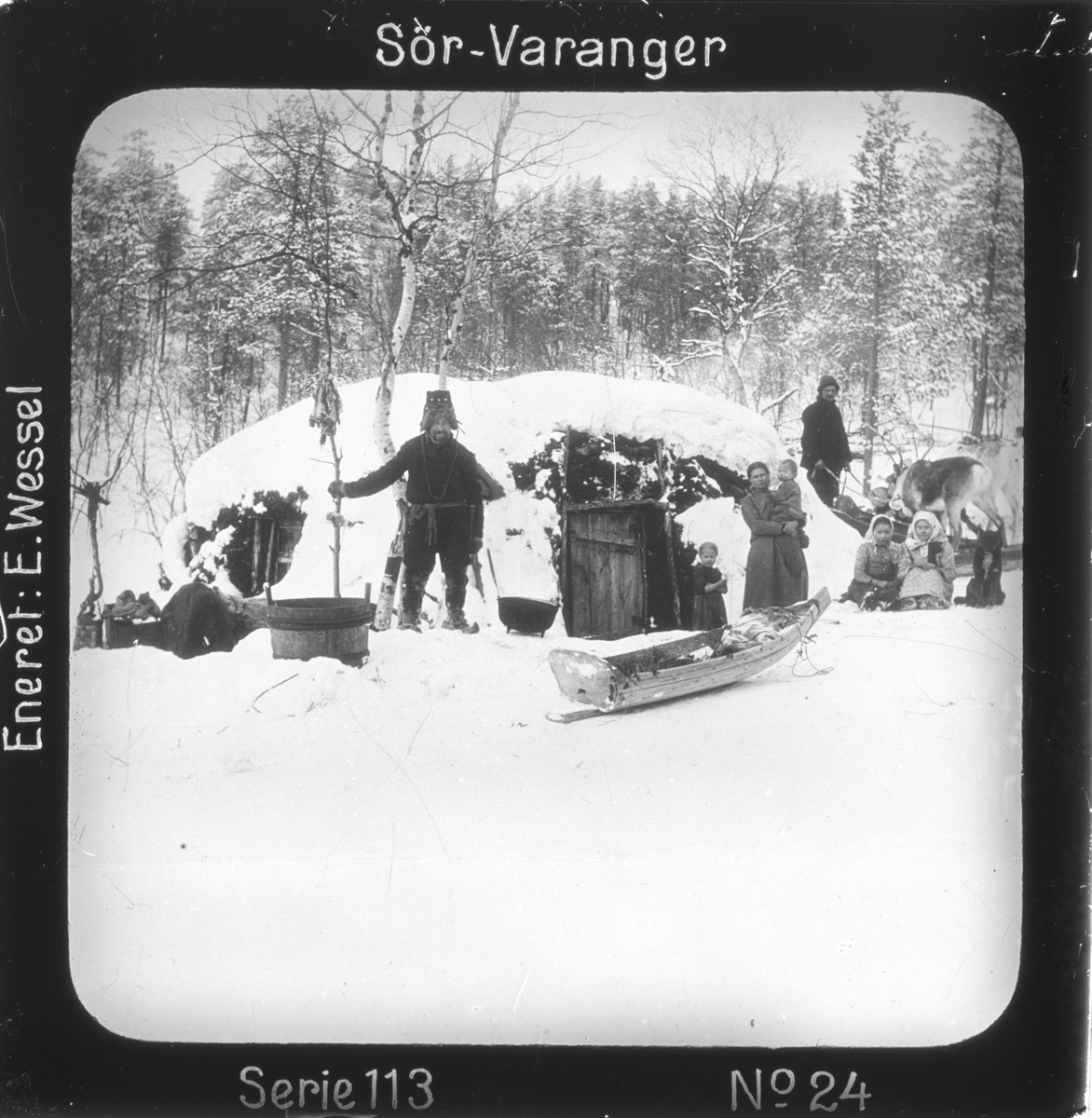 Ellisif Rannveig Wessel, Torvgamme i Pasvikdalen, nær Männikköfoss, Sør-Varanger, Finnmark. Mannen t.v. foran er skoltesame, de andre er kvener. Motivet har nr.24 i lysbildeforedraget kalt "I lappernes land - Sør-Varanger", utgitt i Nerliens Lysbilledserier, serie nr 113.