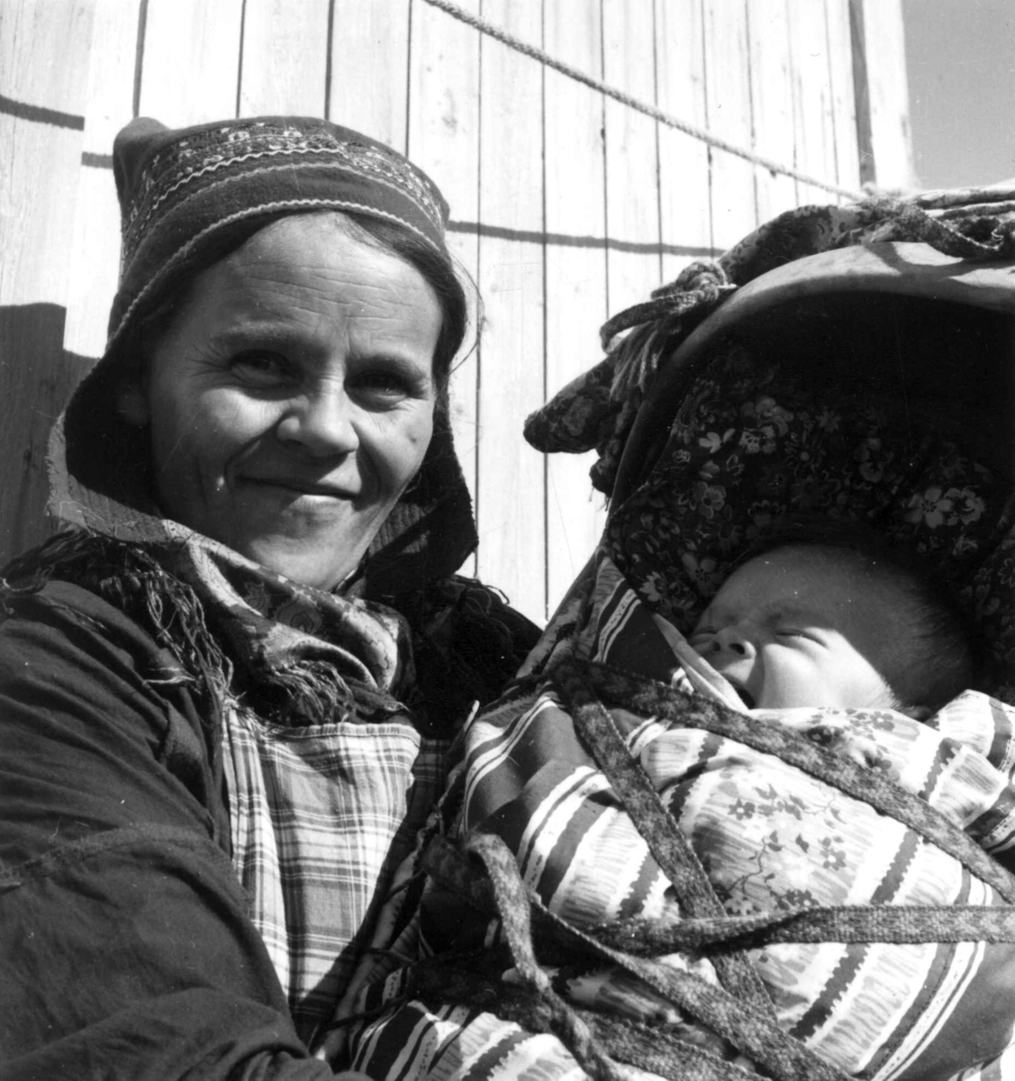 Virginia Raymond Davidson, Anna Buljo Sara med barnet sitt i komse. Seiland 1958.