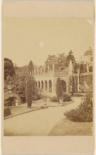 Unknown, Alton Gardens - Piazza and Fountain