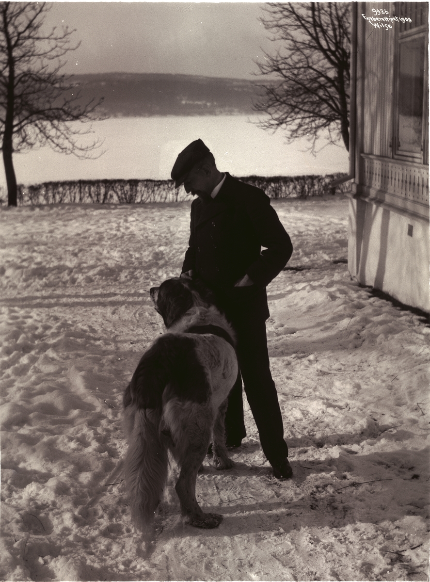 Anders Beer Wilse, Prot: Roald Amundsen - med sin hund ? 7/3 1909