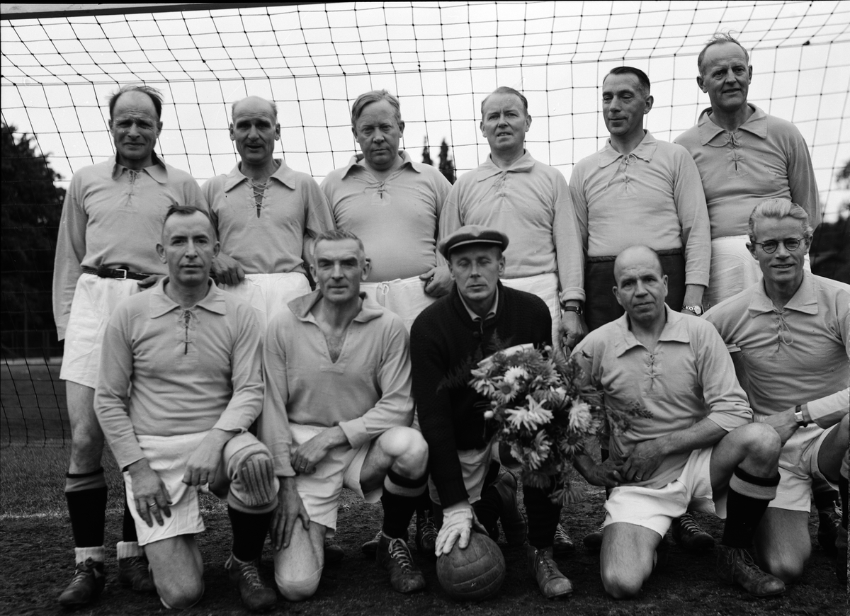 Paul Sandberg, “The day of air protection. Great interest among the Upsalabas” - football team with “former football stars” - The students Sports venue, Uppsala October 1942