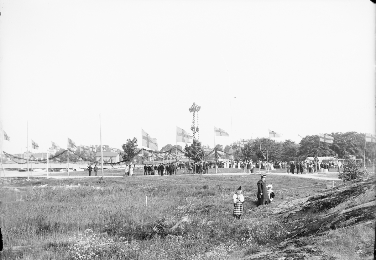 Per Elis Edhlund, Uppländska ungdomsmötet på Sjötorget. I förgrunden Brita Edhlund med döttrarna Sara och Tyra, Östhammar, Uppland 1909