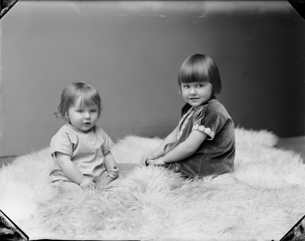 Skötsner-Edhlund, Ateljé Portrait - Karl Andersson’s Two Children, Östhammar, Uppland