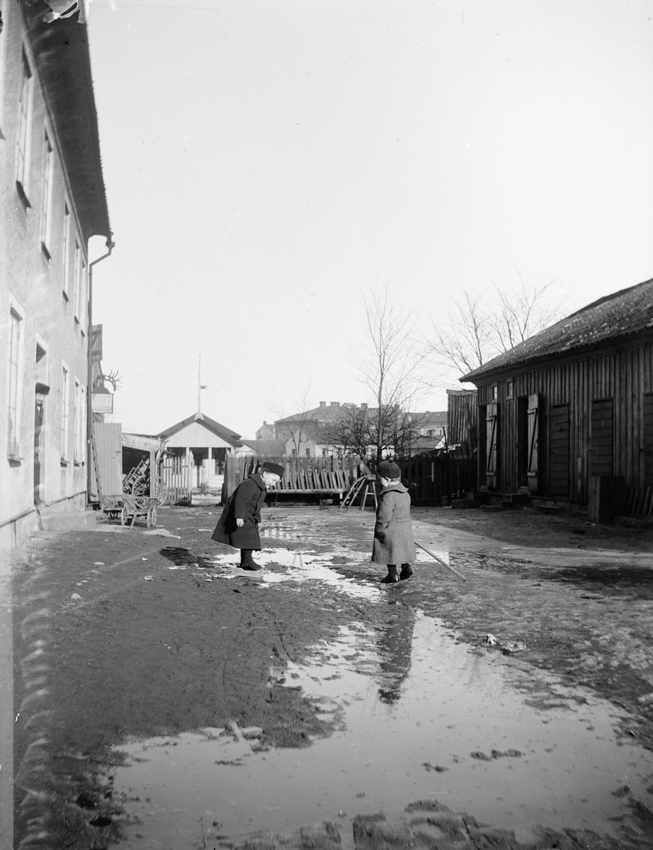 Carl Liljefors, Olle och Ivar Liljefors, Svartbäcksgatan 37, kvarteret Edda, Svartbäcken, Uppsala 1900 - 1901