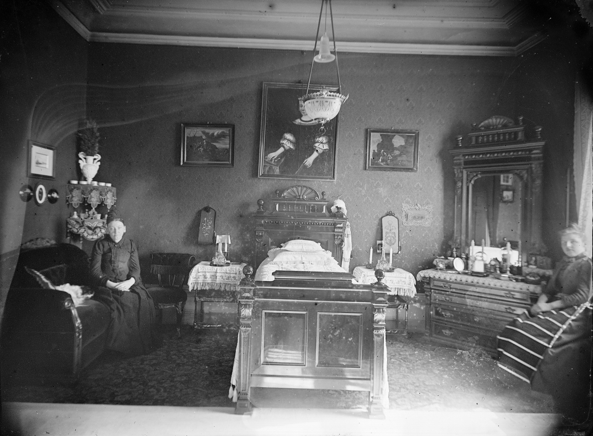 Henri Osti's Fotografiateliér, Sängkammaren i ombudsman Deurells hem, Dragarbrunnsgatan 46, Uppsala 1890