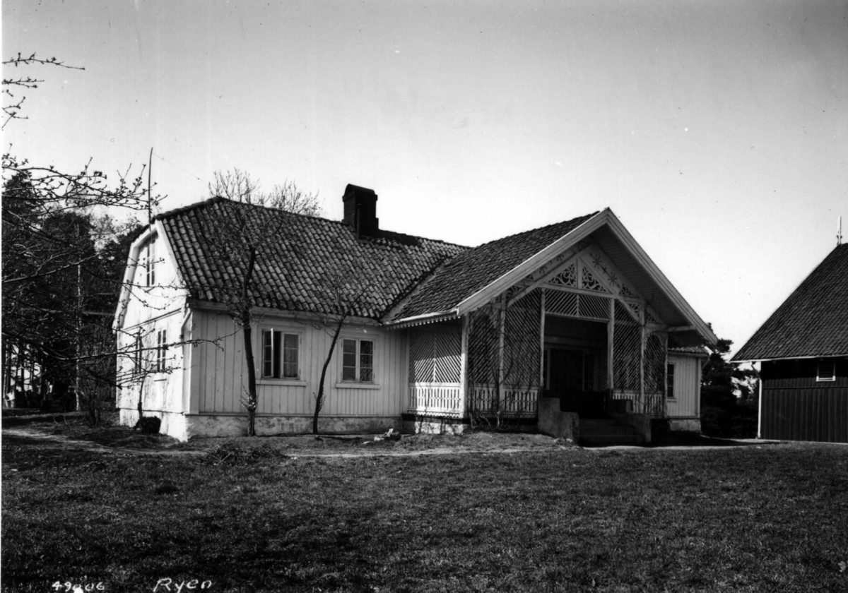 Anders Beer Wilse, Ryen gård, Oslo, Østre Aker. Gårdstunet, våningshuset og låven.