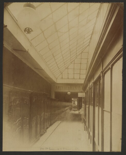 Eugène Atget, Passage Sainte-Anne, 61 rue Sainte-Anne à travers le couvent des Nouvelles Catholiques fondé en 1634