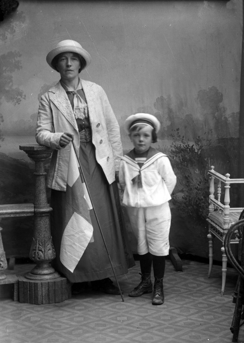Samuel Lindskog, En kvinna och en pojke i sjömanskostym. Ester Eriksson