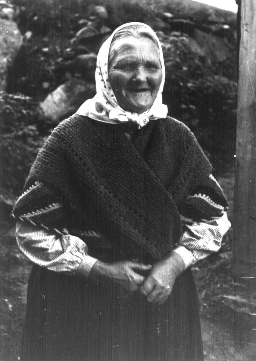 Anna Grostøl, Bråtådal, Skjåk, Oppland 1941. Guro Ørjasæter.
