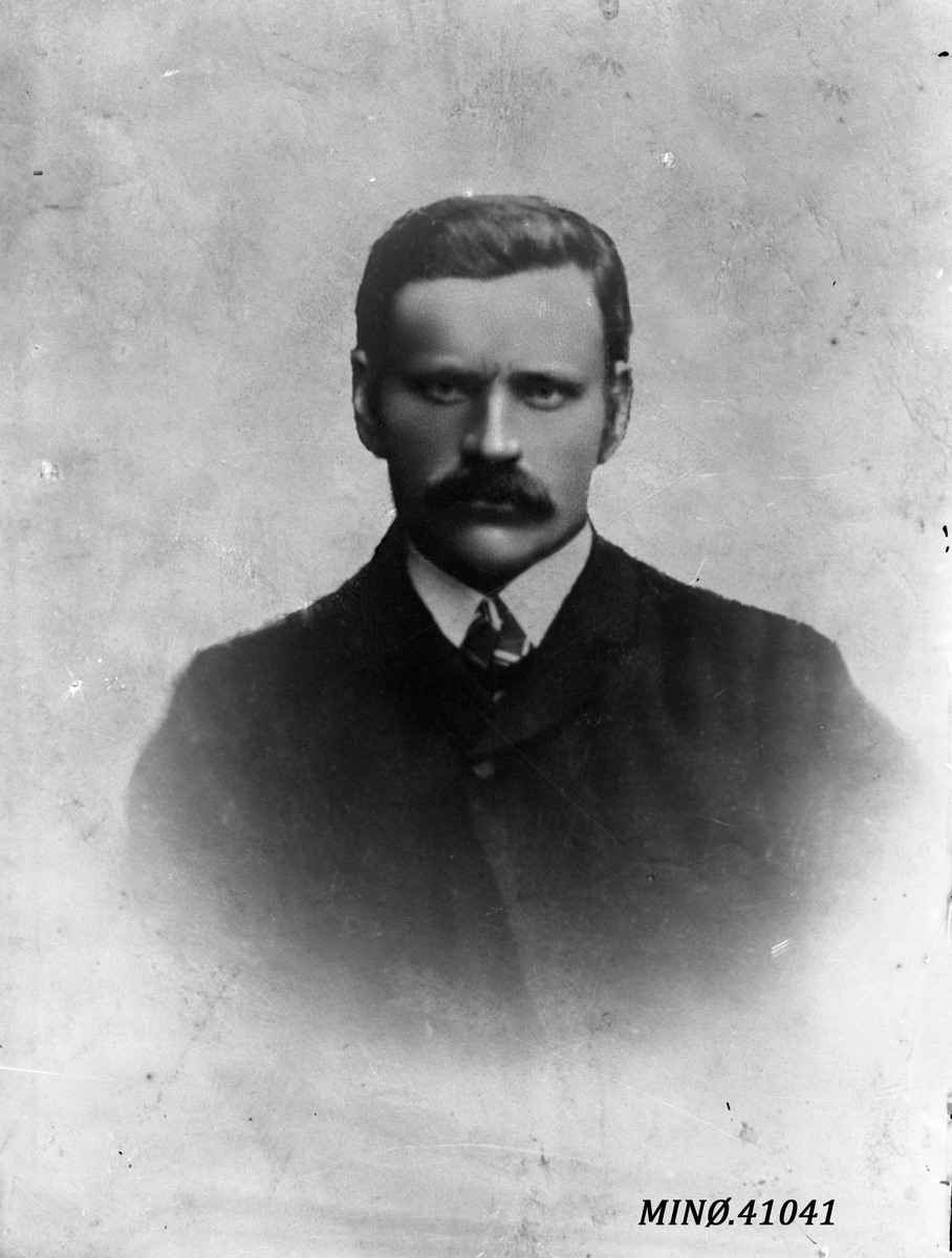 Oscar Holte, Portrett av mann - ukjent