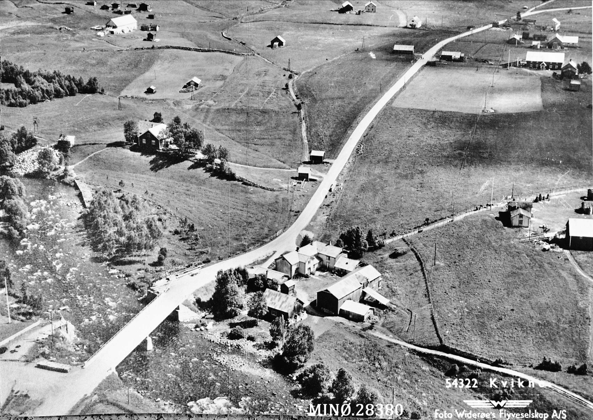 Widerøes Flyveselskap A/S, Flyfoto av Kvikne. På bildet ser vi bl. a. Halvorsgarden, Bjørklund, brua over Ya