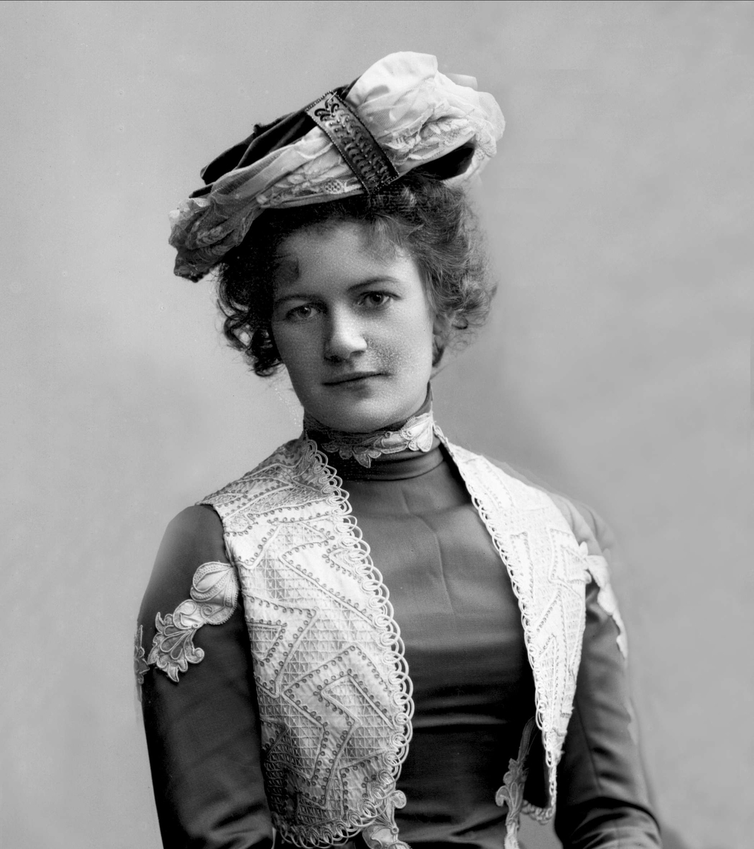 Gustav Borgen, Portrett, kvinne i mørk kjole med kniplingsvest(?) og hatt. Fru Didrikson/Diedriksen.