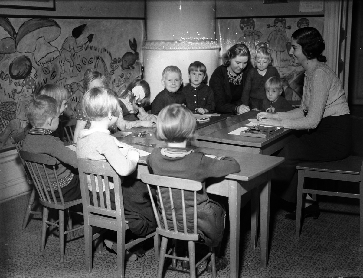Paul Sandberg, Förskollärare under utbildning med pojkar som leker med klossar, Etisk-Pedagogiska Institutet, Trädgårdsgatan 12