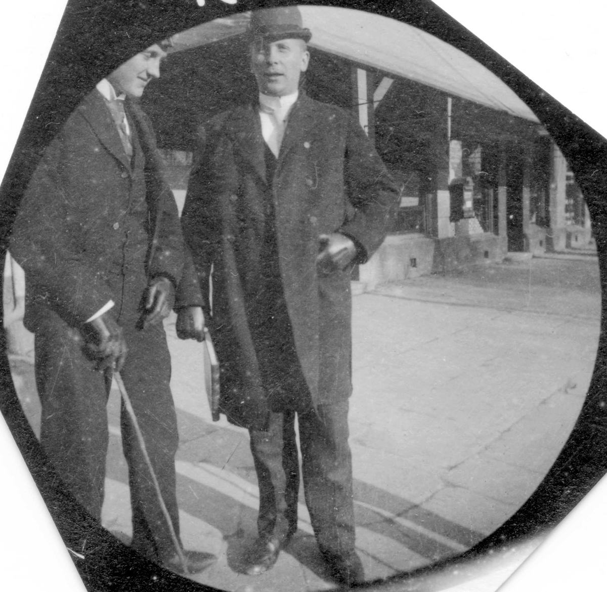 Fredrik Carl Mülertz Størmer, Schønning og Morgenstierne, studenter fra 1892, foran butikk med markise.