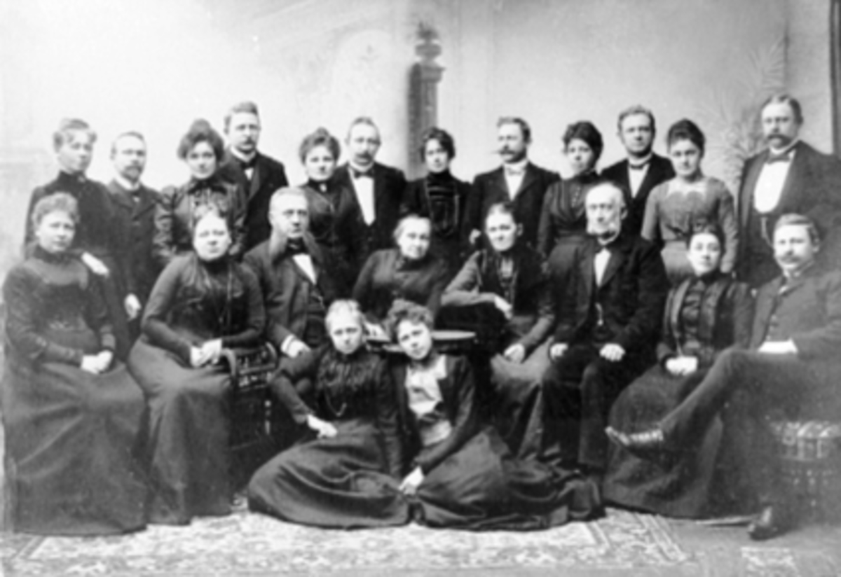 Anno Domkirkeodden, FAMILEGRUPPE 21, FRU OLIVIA DOROTHEA ELISABETH PLATOU, FØDT SEM I 1834 DØD 1923, HENNES 14 BARN OG SVIGERBARN. Se reg. skjema for navn