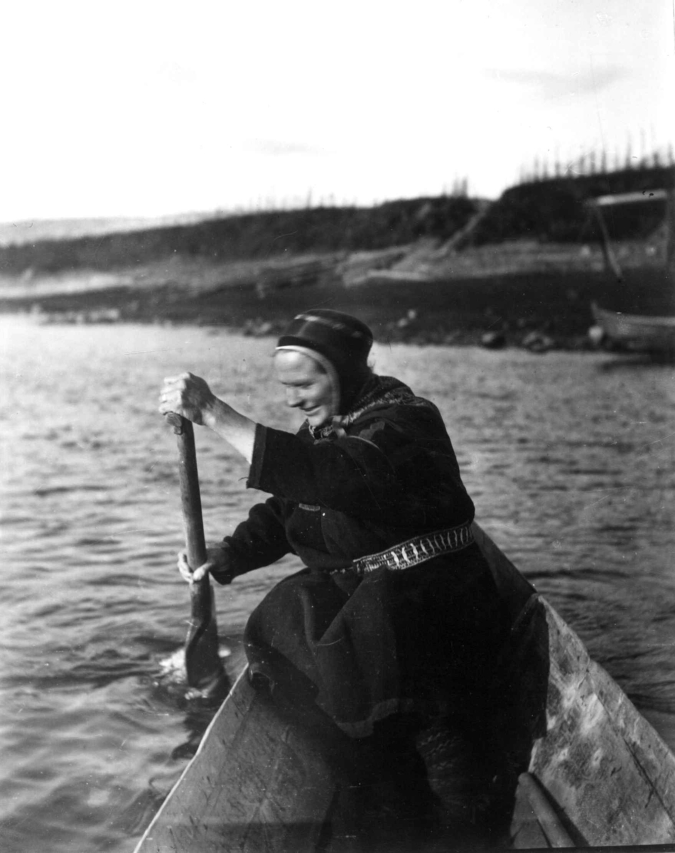 Konrad Nielsen, Språkmester Ellen Olsen med åre i båt. Polmak.