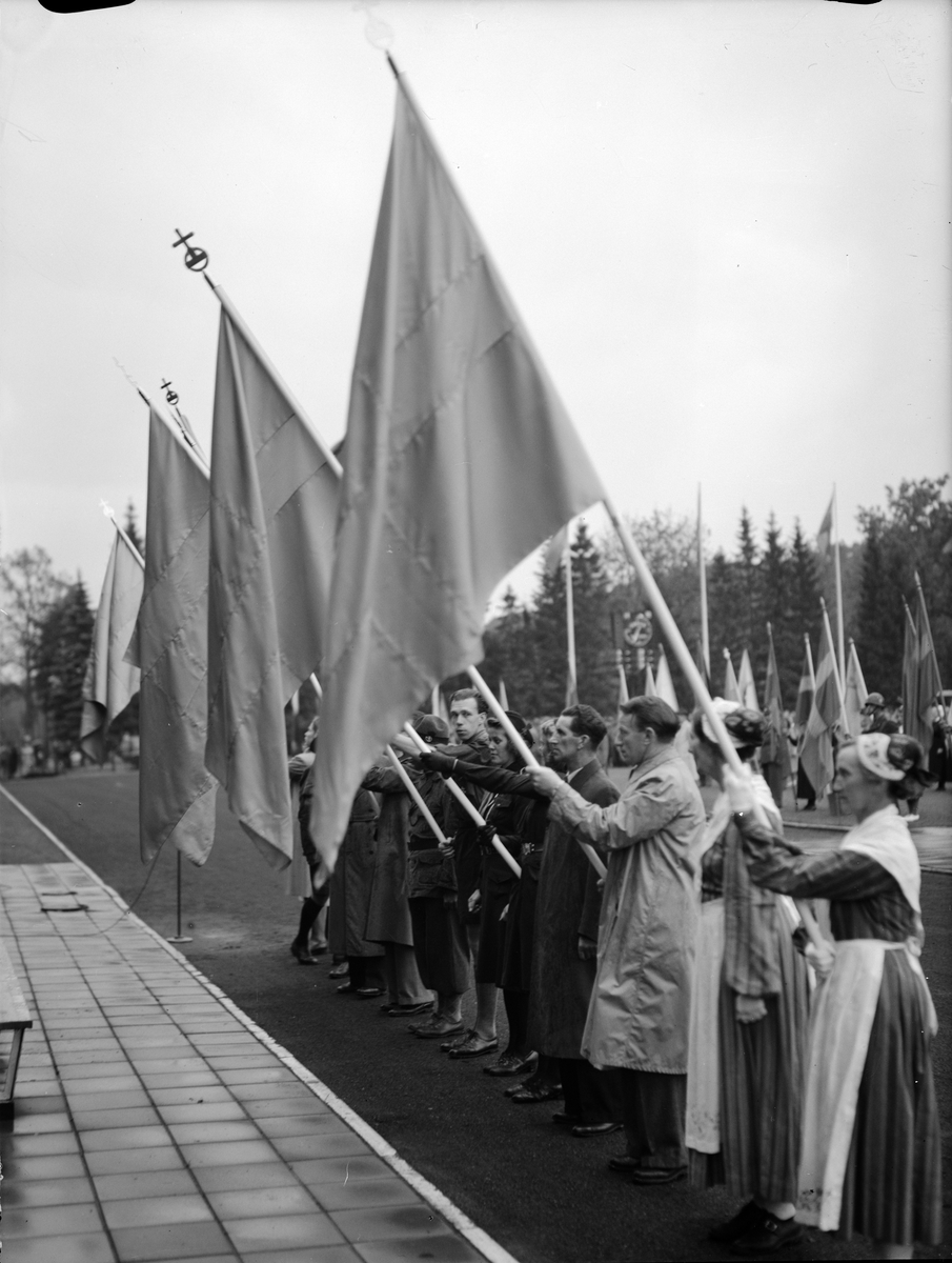 Paul Sandberg, "Flaggfest i väta blev imponerande manifestation" - nationaldagsfirande på Studenternas Idrottsplats, Uppsala juni 1943